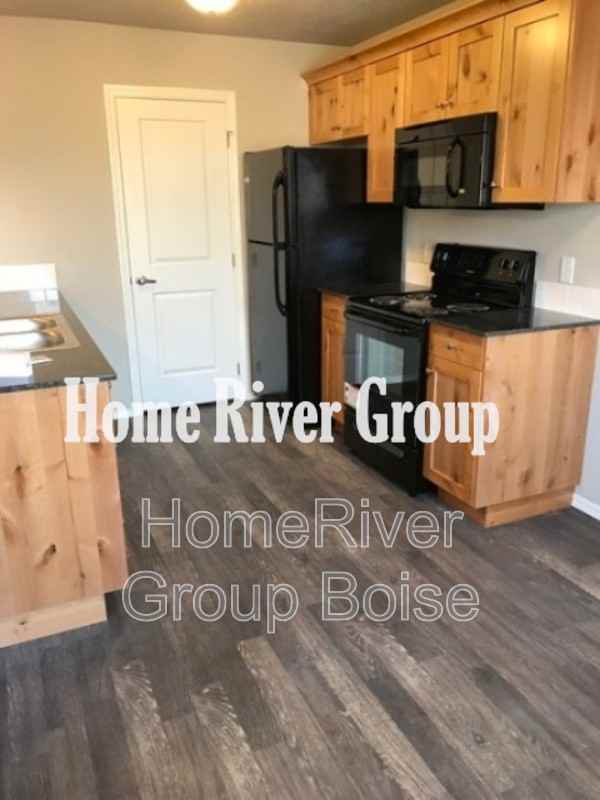 1330 S Edgewater Cir #201 - Photo 3 of 17