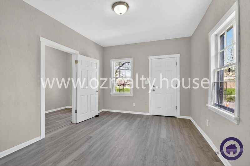 160 Bronson Ave - Photo 4 of 19