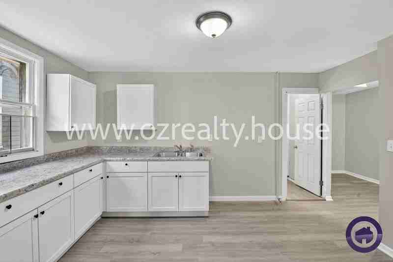 160 Bronson Ave - Photo 7 of 19