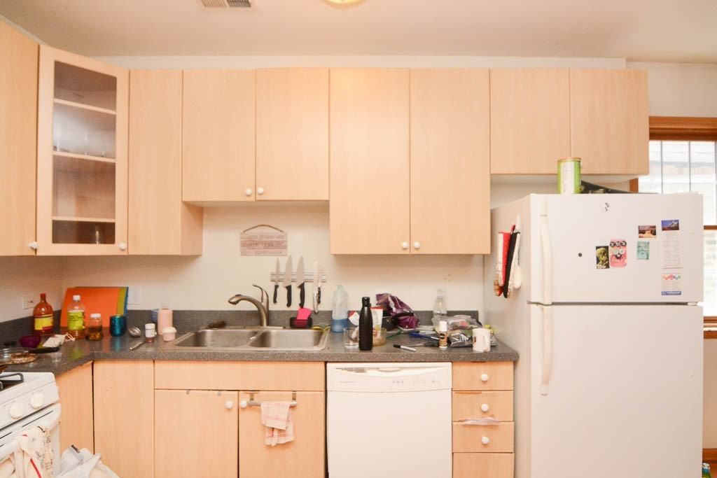 819 N Wood St #2 - Photo 3 of 21