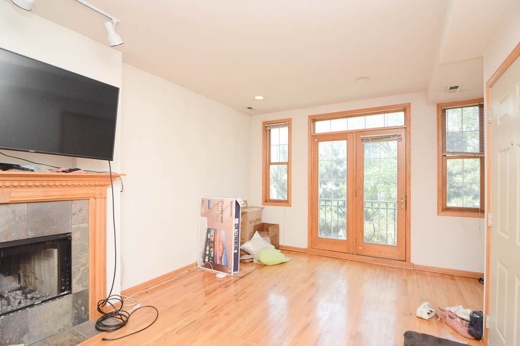 819 N Wood St #2 - Photo 5 of 21