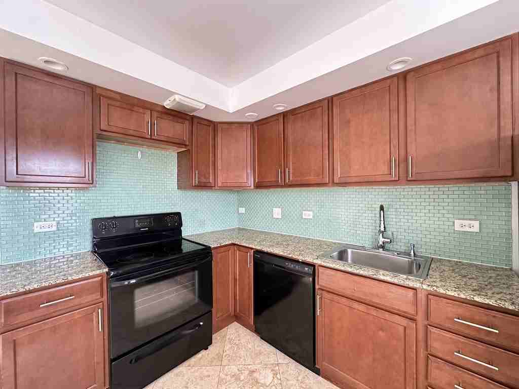 MILWAUKEE + HOWARD #3B - Photo 3 of 21