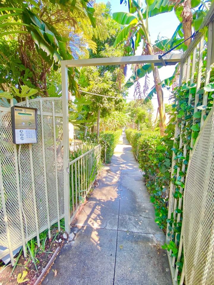 5225 De Longpre Ave - Photo 7 of 50