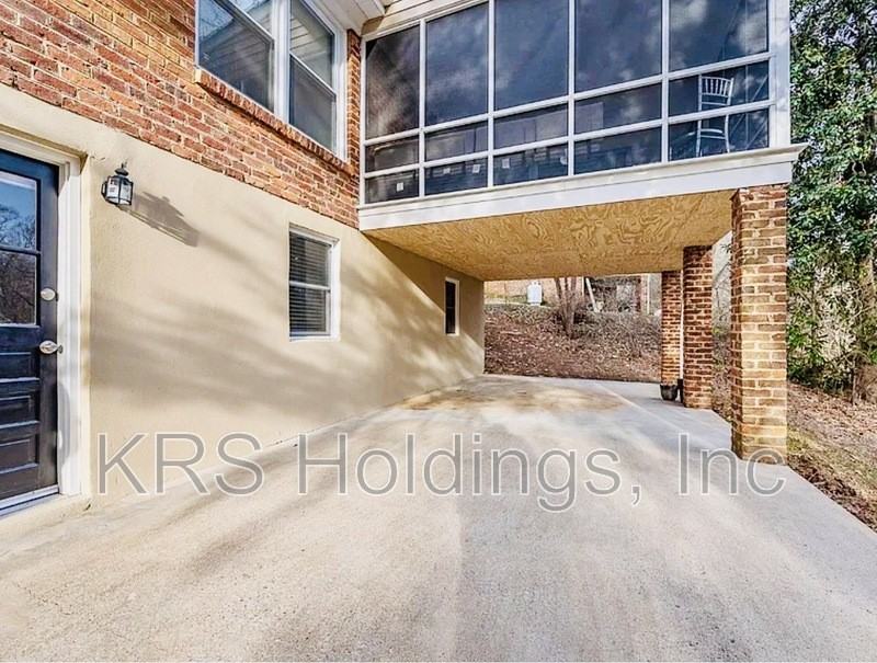 6048 Rhonda Rd - Photo 3 of 12