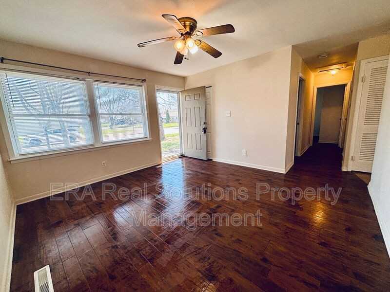 1469 Burlington Ave - Photo 2 of 11