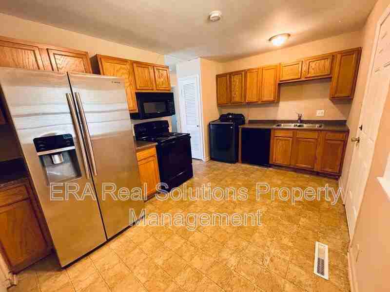 1469 Burlington Ave - Photo 3 of 11