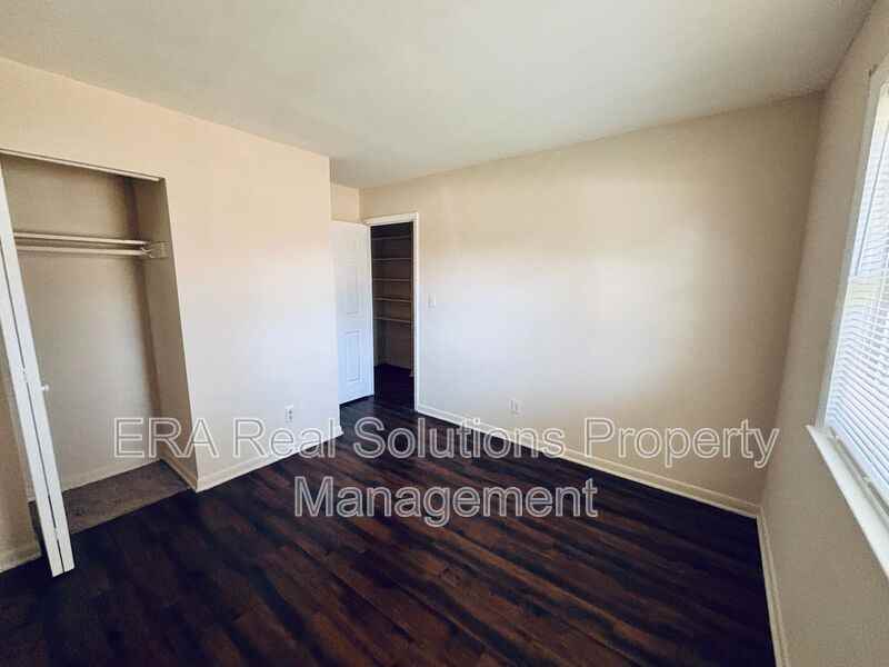 1469 Burlington Ave - Photo 5 of 11