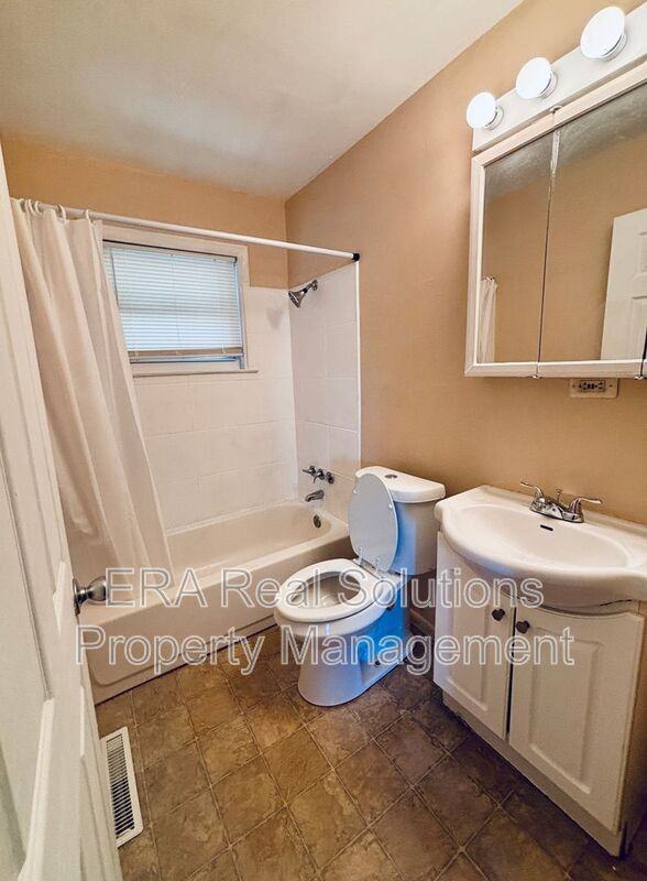 1469 Burlington Ave - Photo 7 of 11