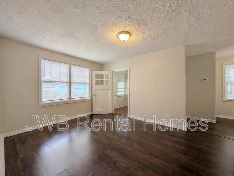 1060 W 13th St - Photo 5 of 17