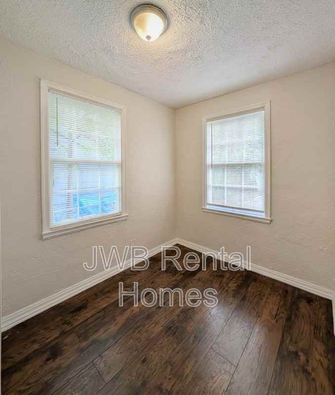 1060 W 13th St - Photo 6 of 17