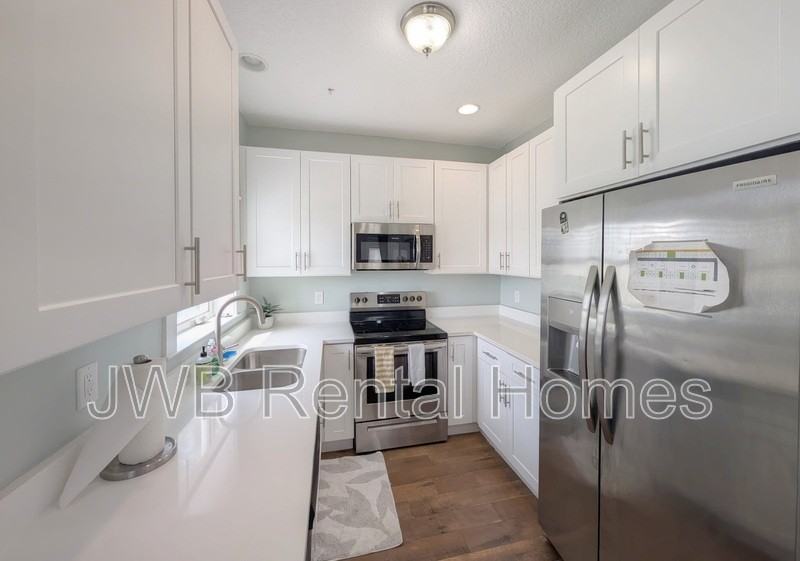 361 Ahern St - Photo 5 of 25