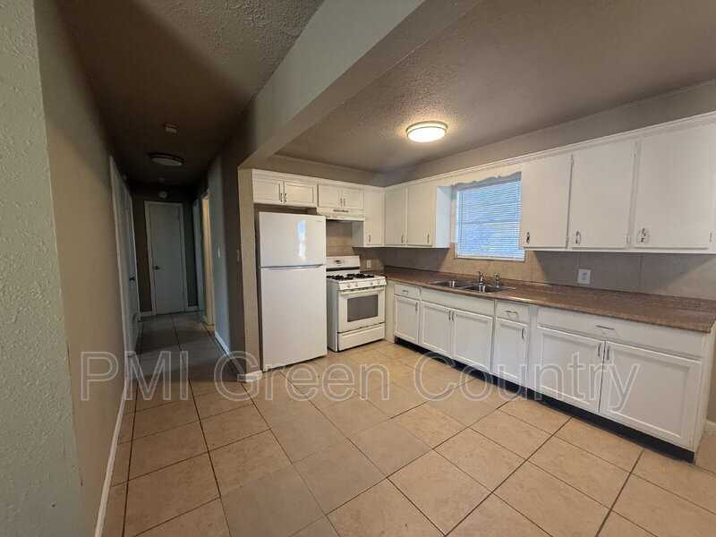 6320 N Elwood Ave - Photo 4 of 9