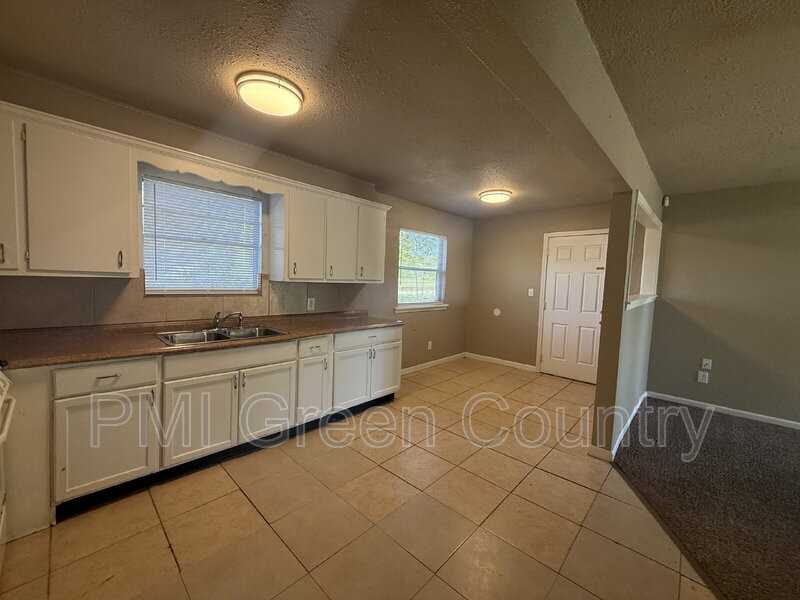 6320 N Elwood Ave - Photo 5 of 9