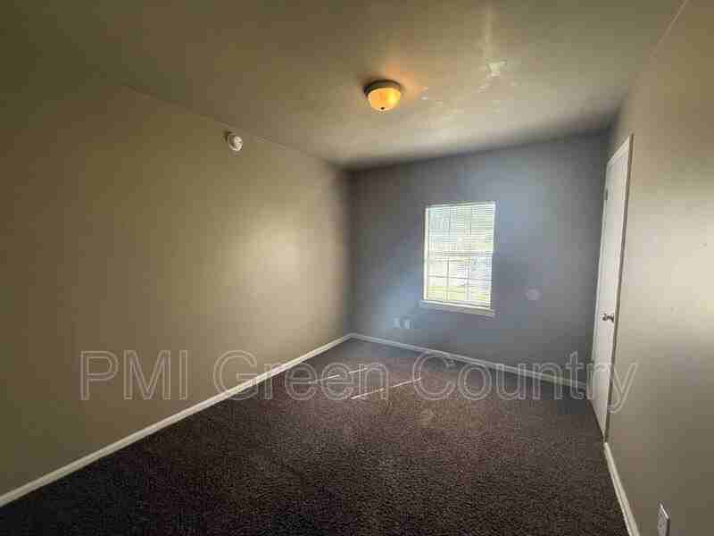 6320 N Elwood Ave - Photo 6 of 9