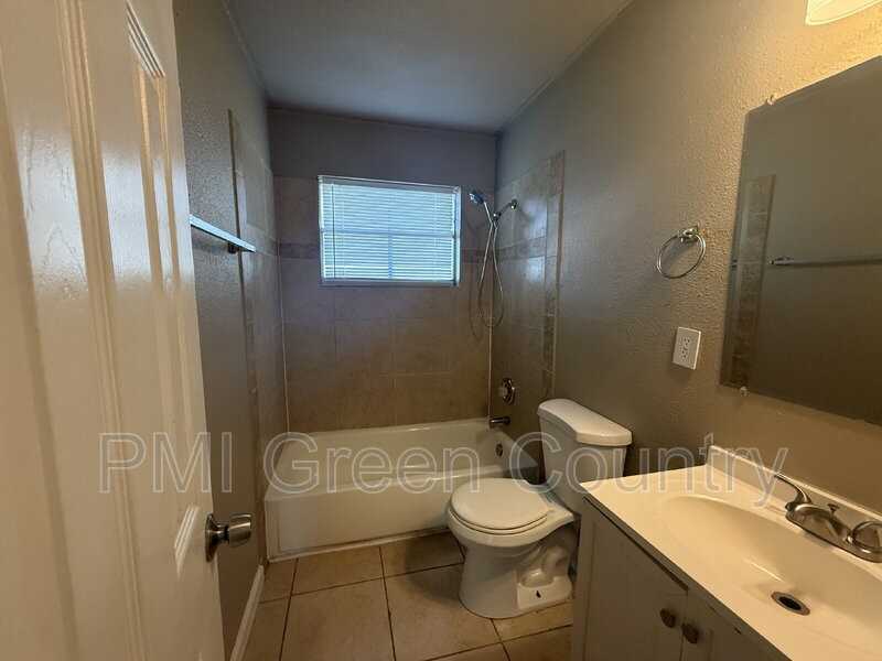 6320 N Elwood Ave - Photo 7 of 9