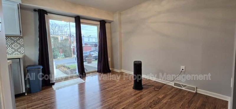 405 S Saint George St - Photo 4 of 14