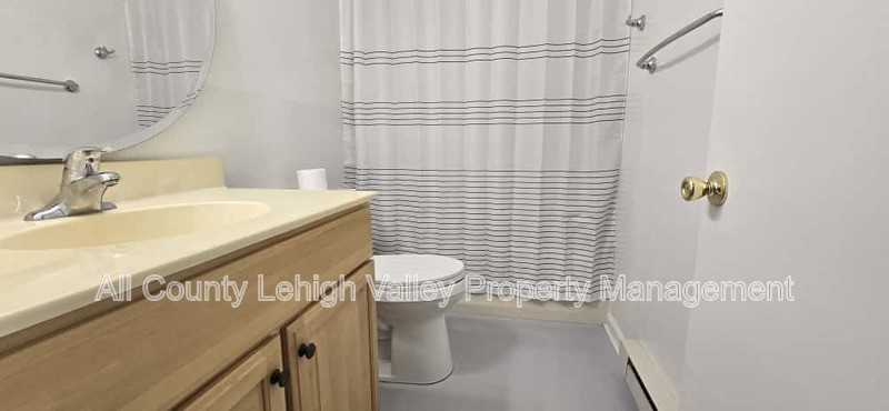 405 S Saint George St - Photo 5 of 14