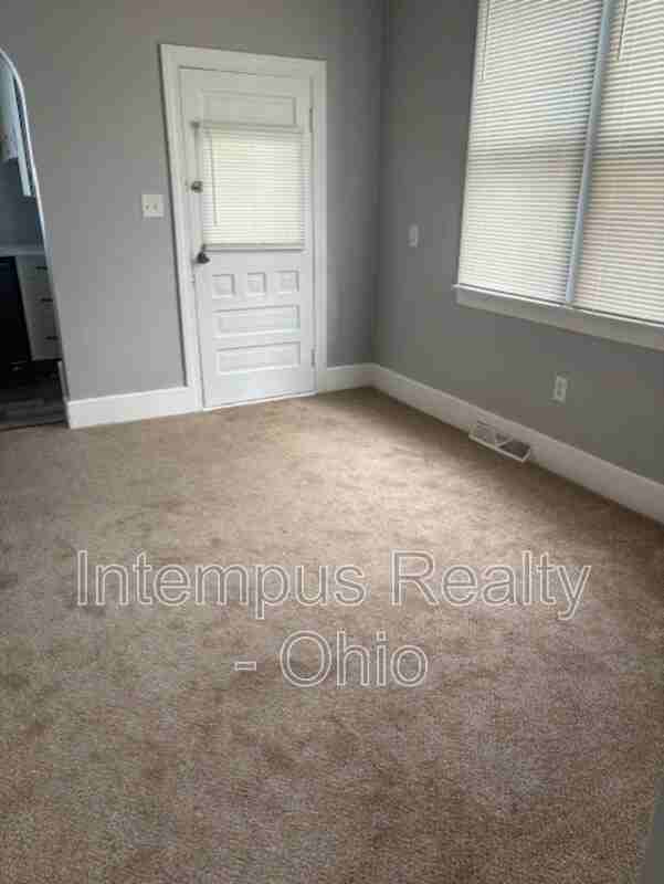 112 E 2nd St #DOWN - Photo 3 of 6