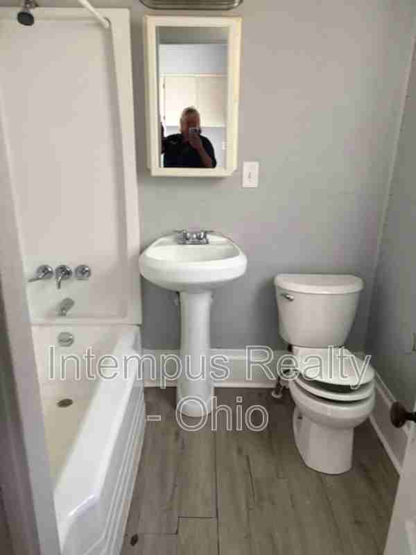 112 E 2nd St #DOWN - Photo 4 of 6