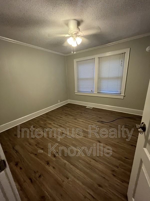 409 Durbin Dr - Photo 4 of 33