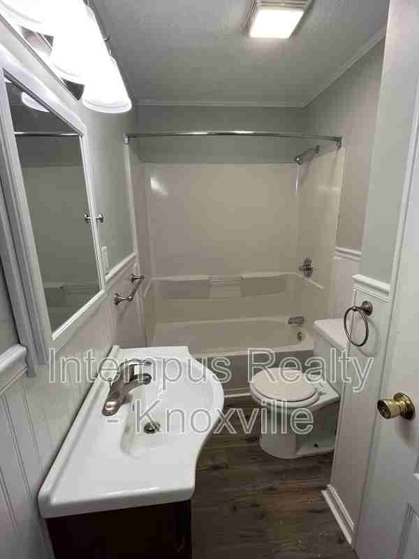 409 Durbin Dr - Photo 7 of 33