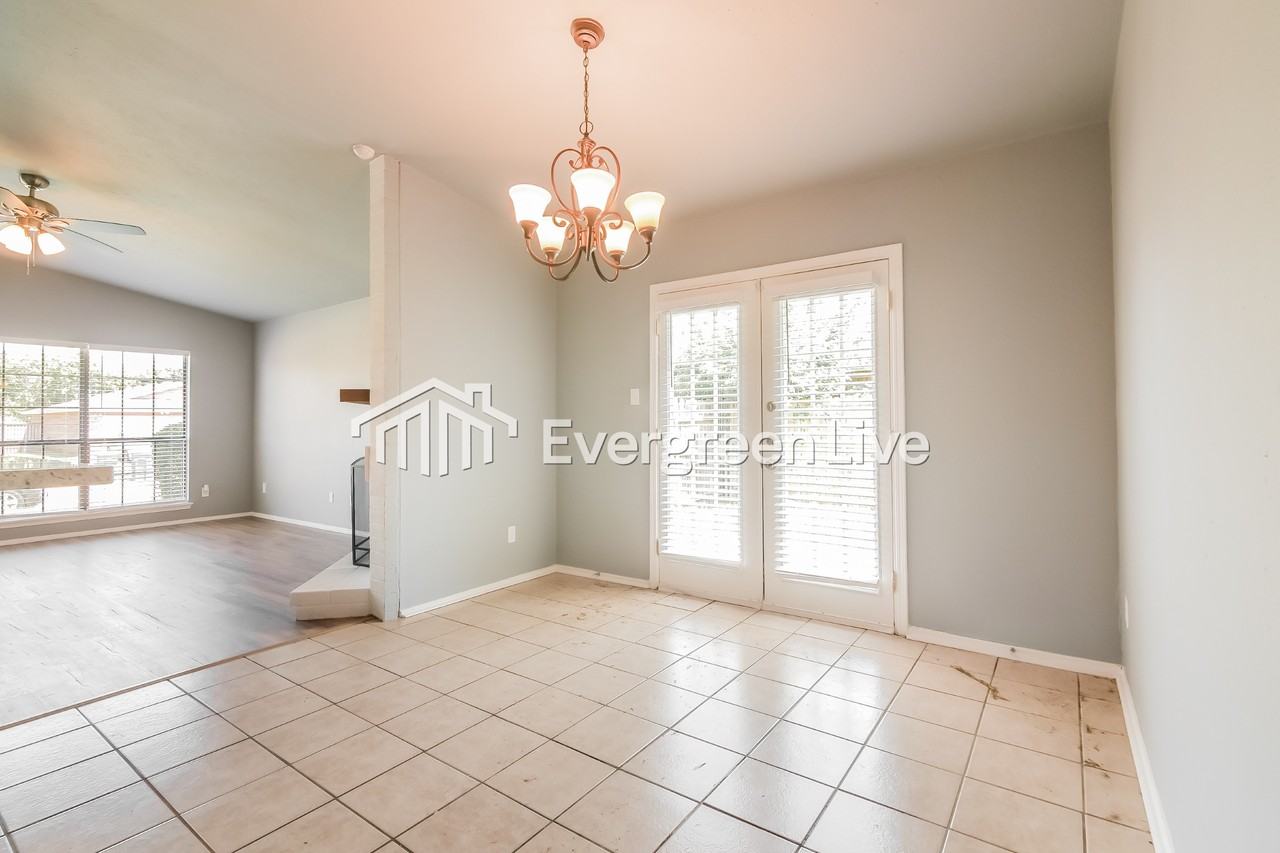 1517 Windsor Dr - Photo 3 of 17