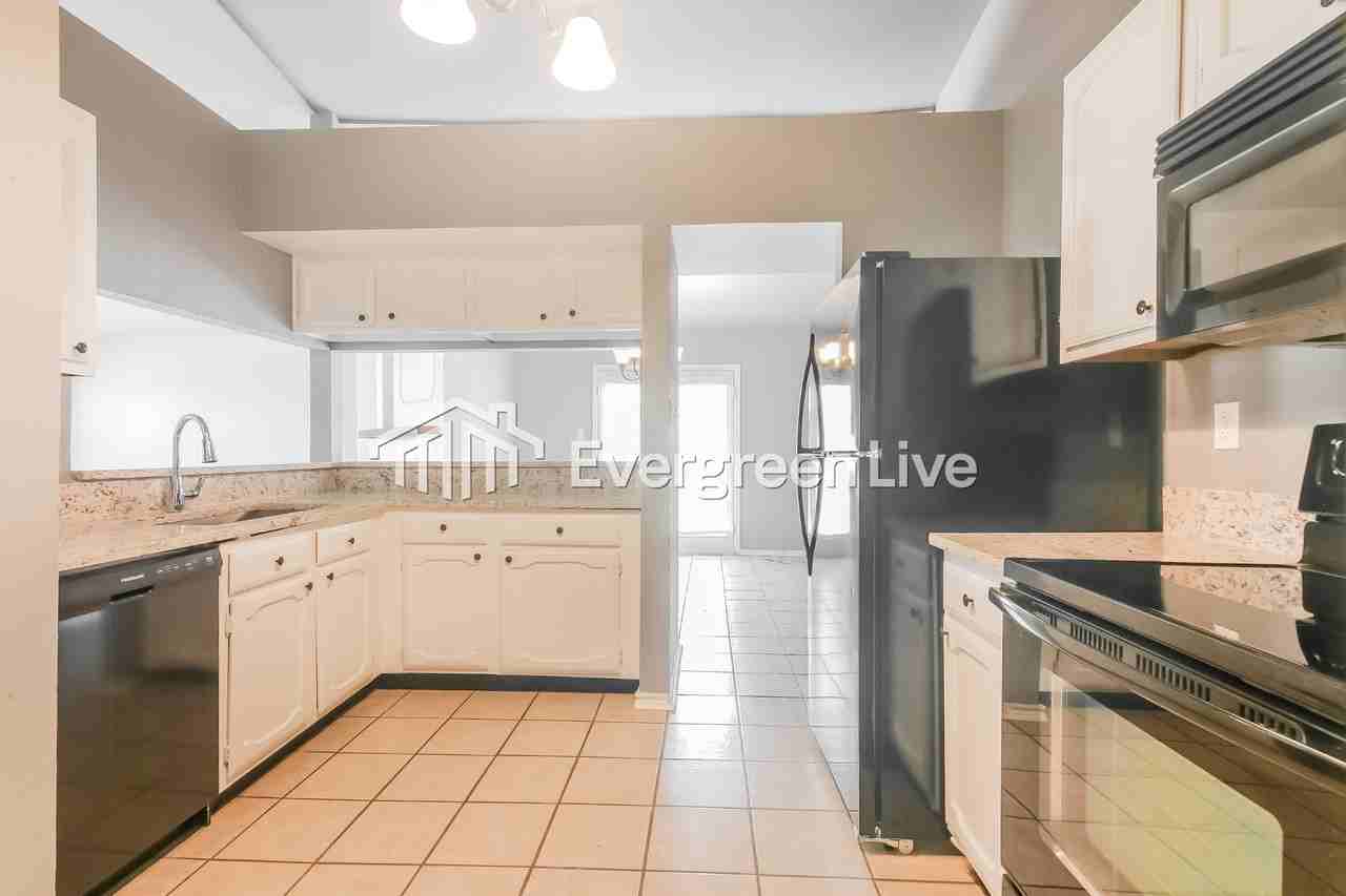 1517 Windsor Dr - Photo 4 of 17