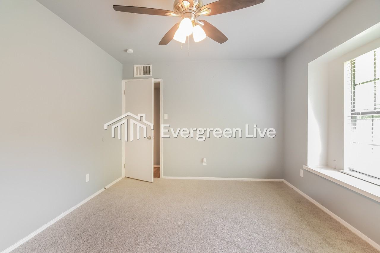 1517 Windsor Dr - Photo 6 of 17