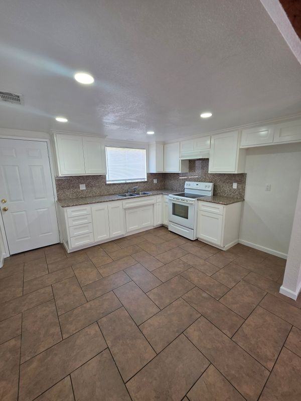 809 K St - Photo 4 of 19