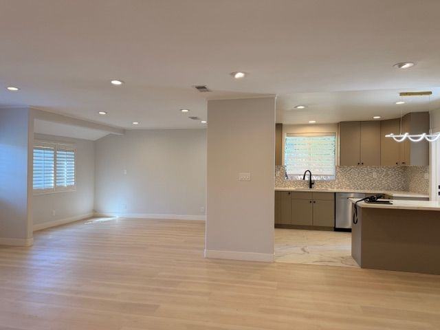 14843 Morrison St - Photo 4 of 7