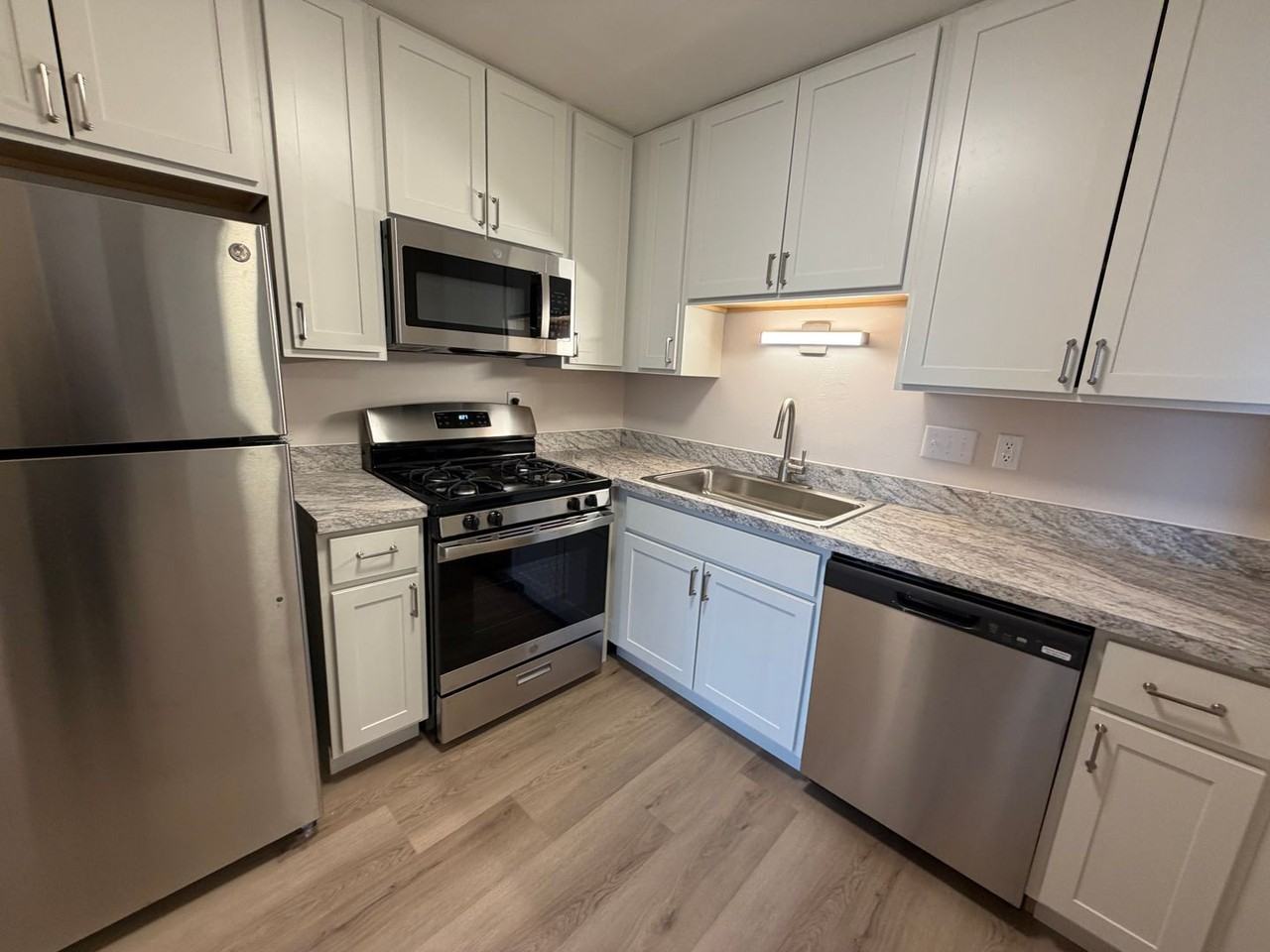 1670 Shawano Ave - Photo 5 of 34
