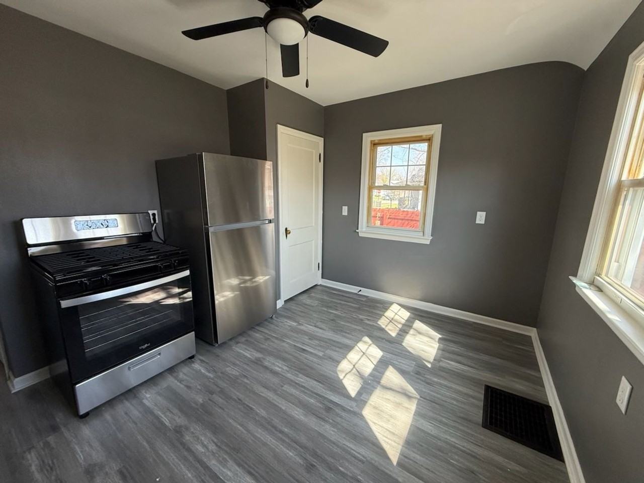 1517 32nd St - Photo 2 of 19