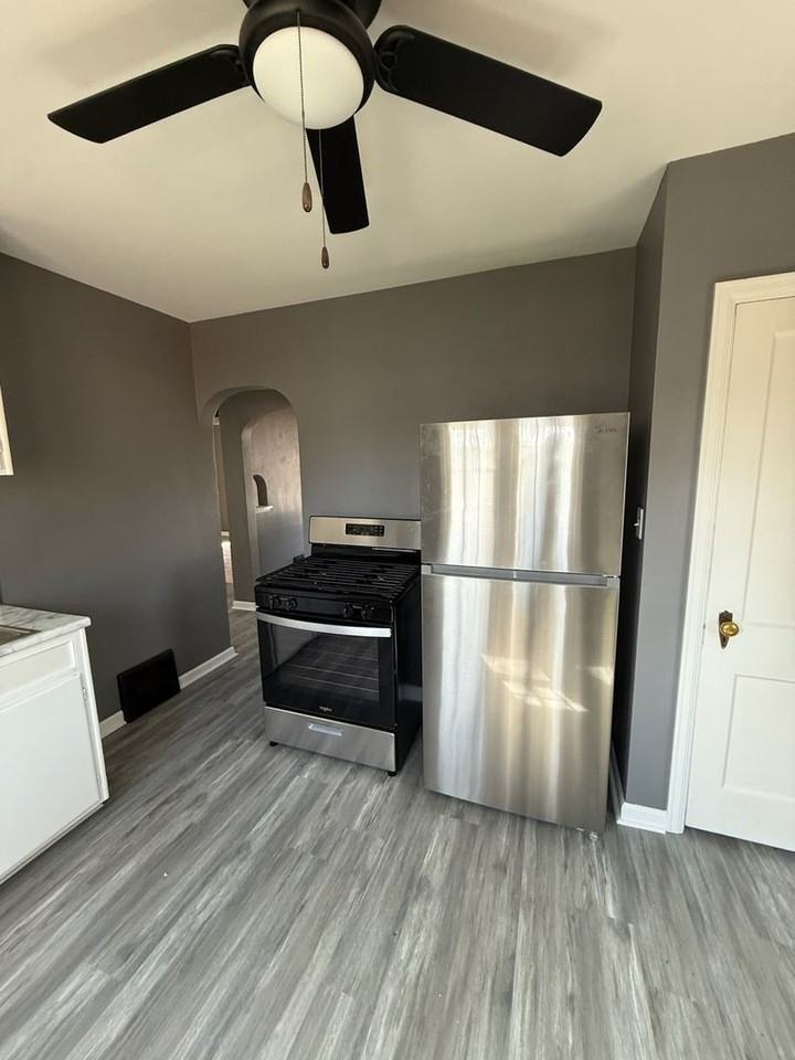 1517 32nd St - Photo 3 of 19