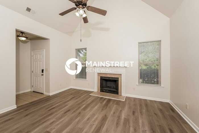 1076 Washington Dr - Photo 3 of 15