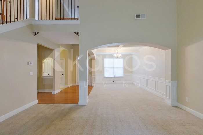 912 Golden Bell Ln - Photo 4 of 27