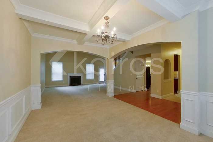 912 Golden Bell Ln - Photo 5 of 27