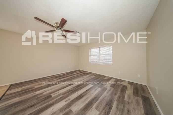 1049 Nw 24th St - Photo 2 of 18