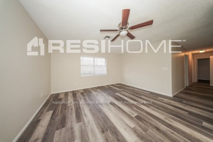 1049 Nw 24th St - Photo 3 of 18