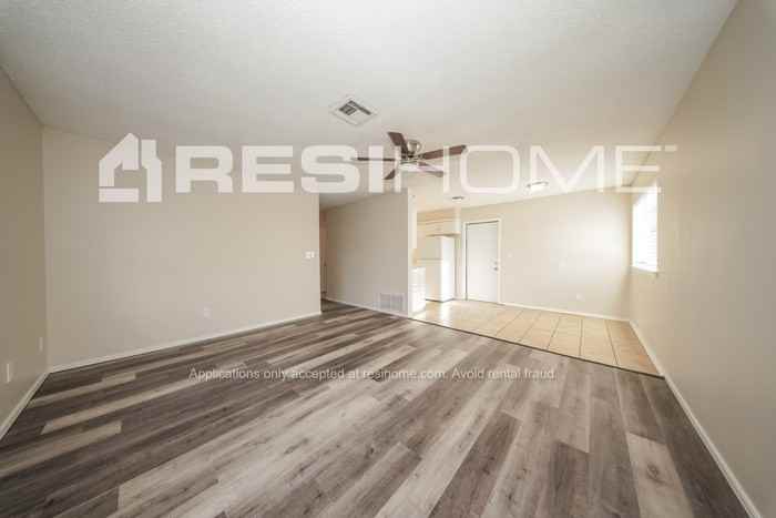 1049 Nw 24th St - Photo 4 of 18