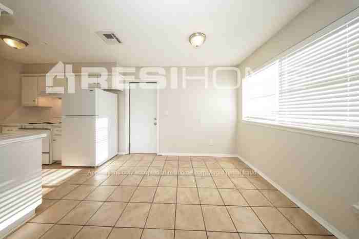 1049 Nw 24th St - Photo 5 of 18