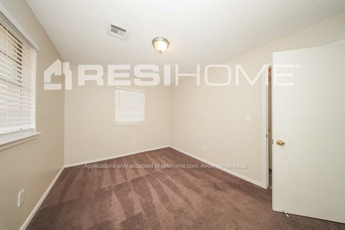 1049 Nw 24th St - Photo 6 of 18