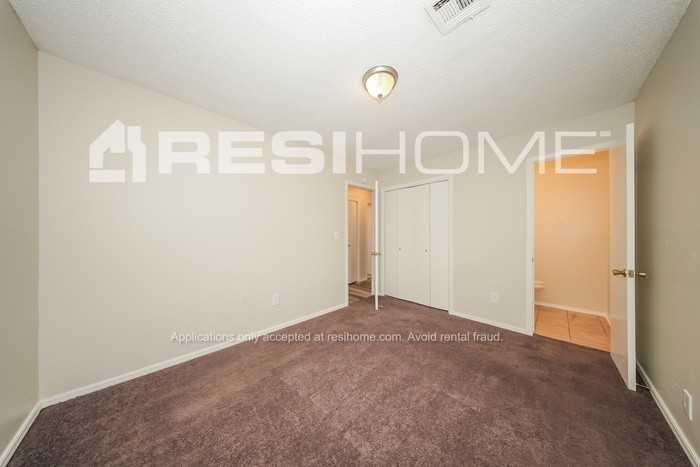 1049 Nw 24th St - Photo 7 of 18