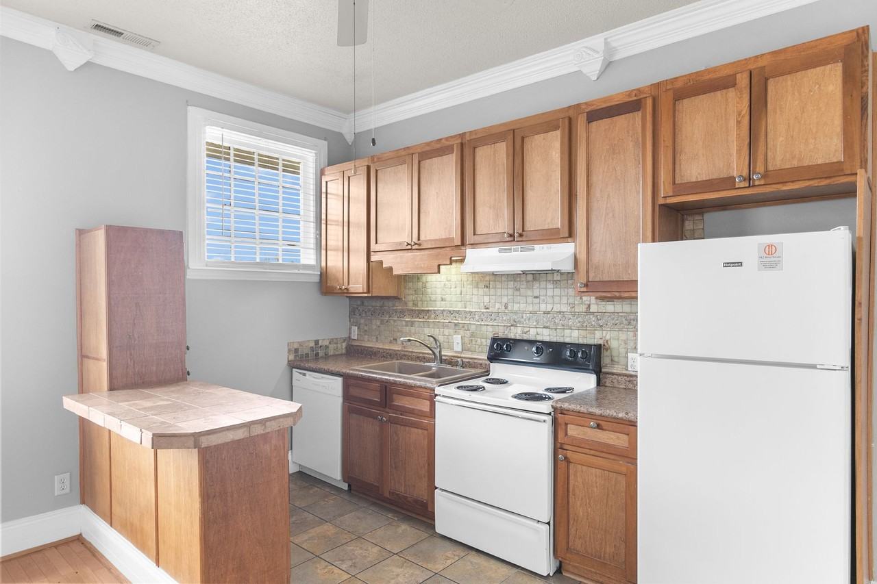 Aura on 14th - Photo 4 of 4