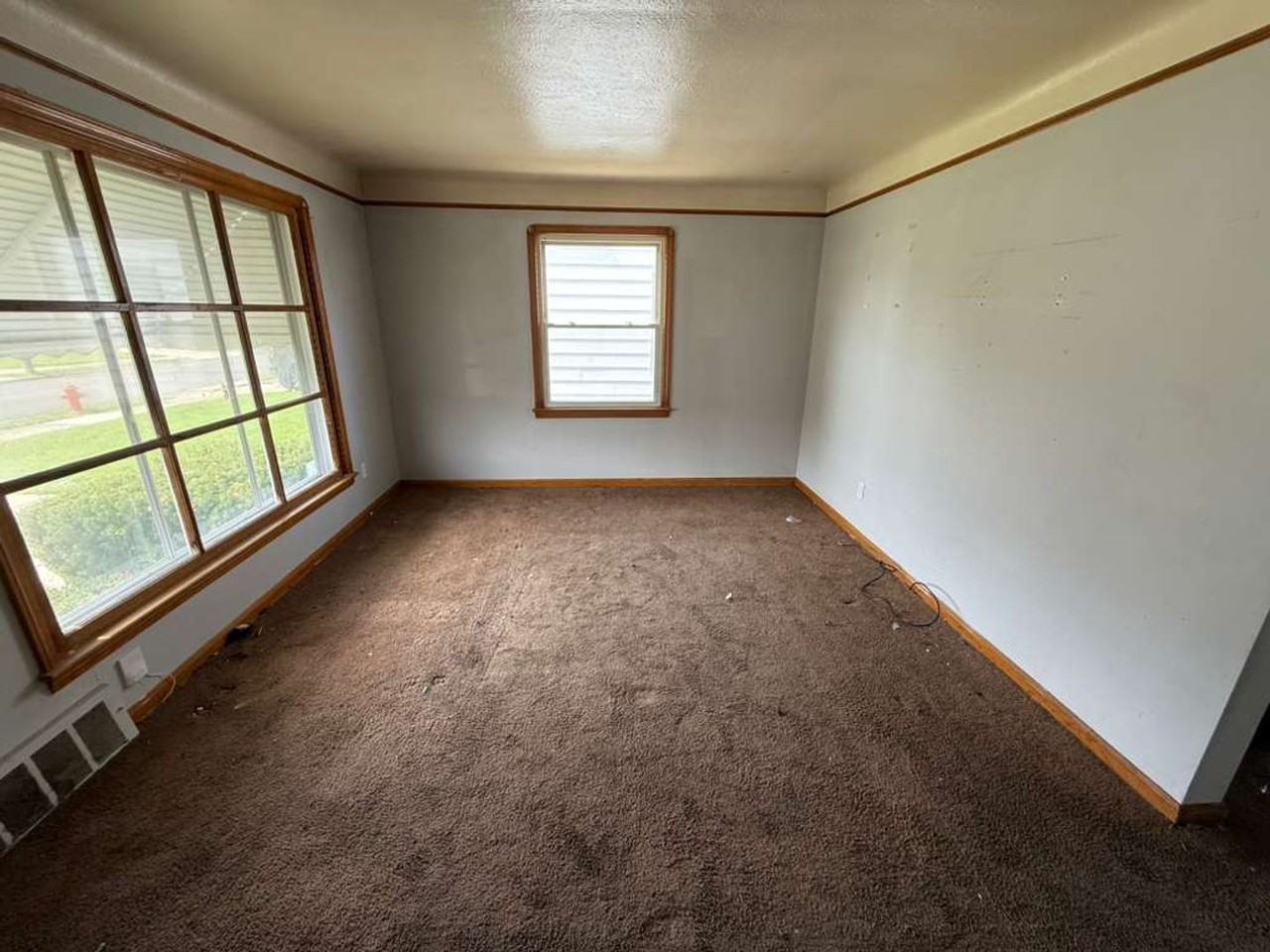 16011 Maplewood Ave - Photo 3 of 11