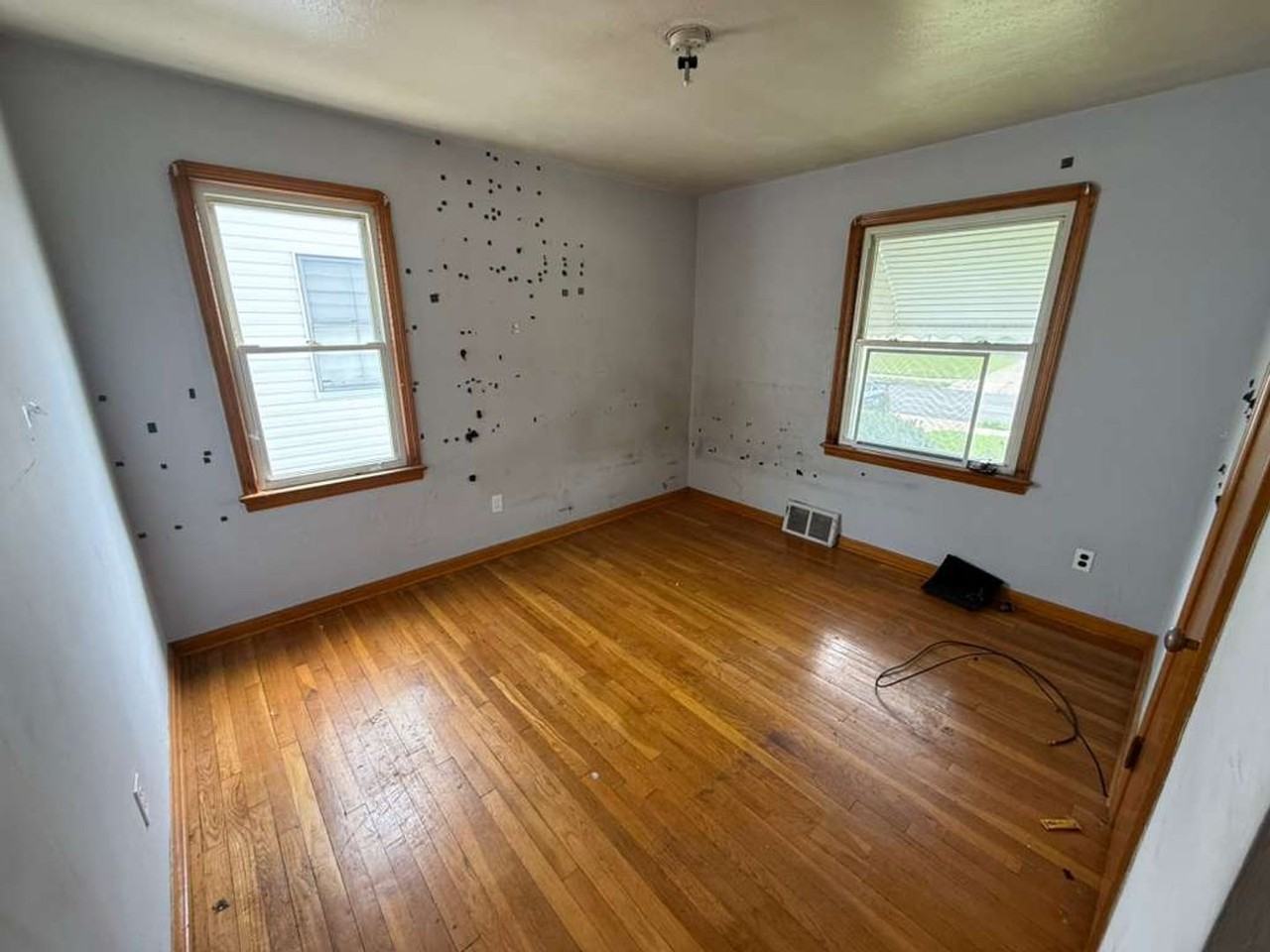 16011 Maplewood Ave - Photo 2 of 11