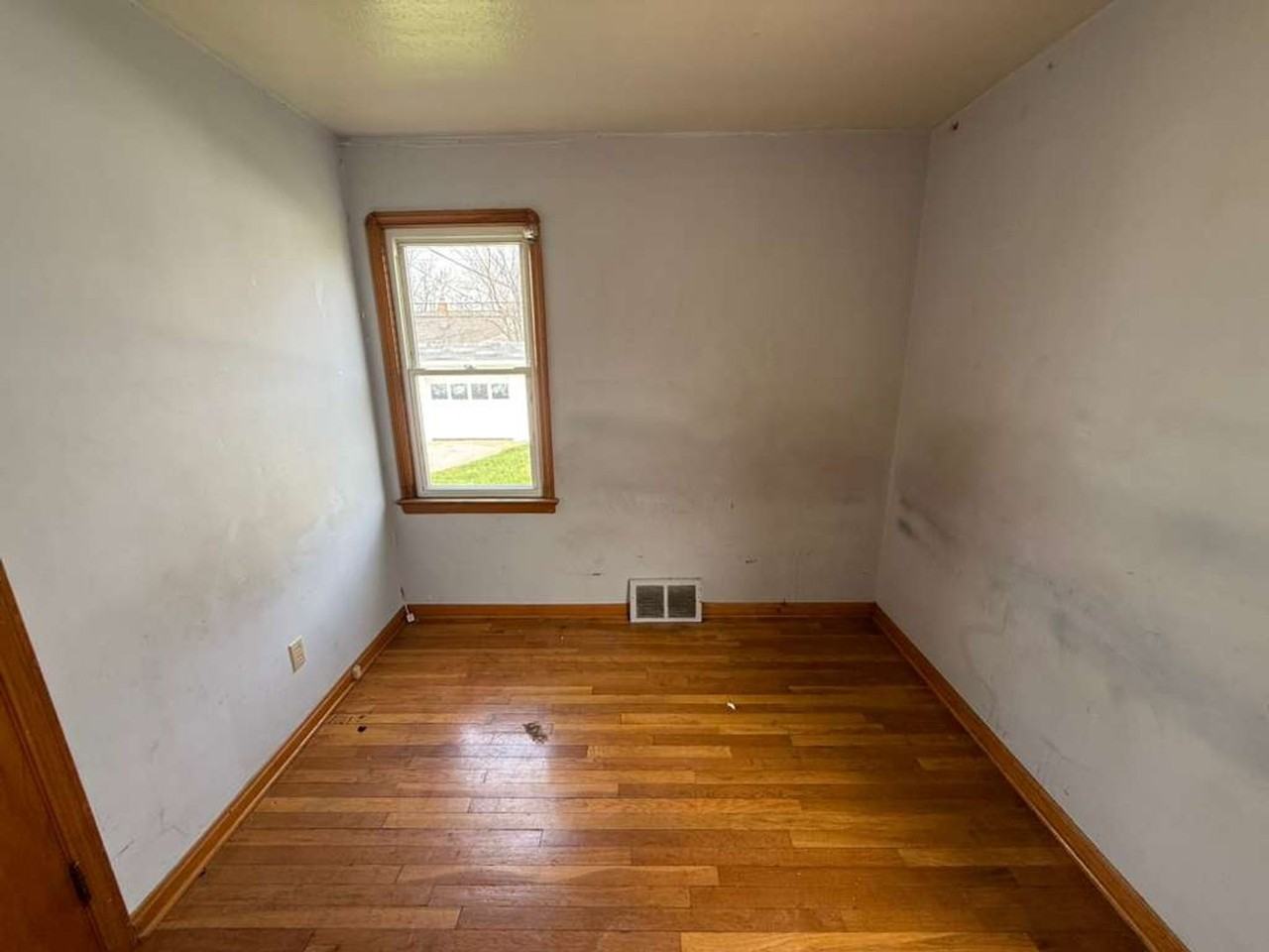 16011 Maplewood Ave - Photo 4 of 11