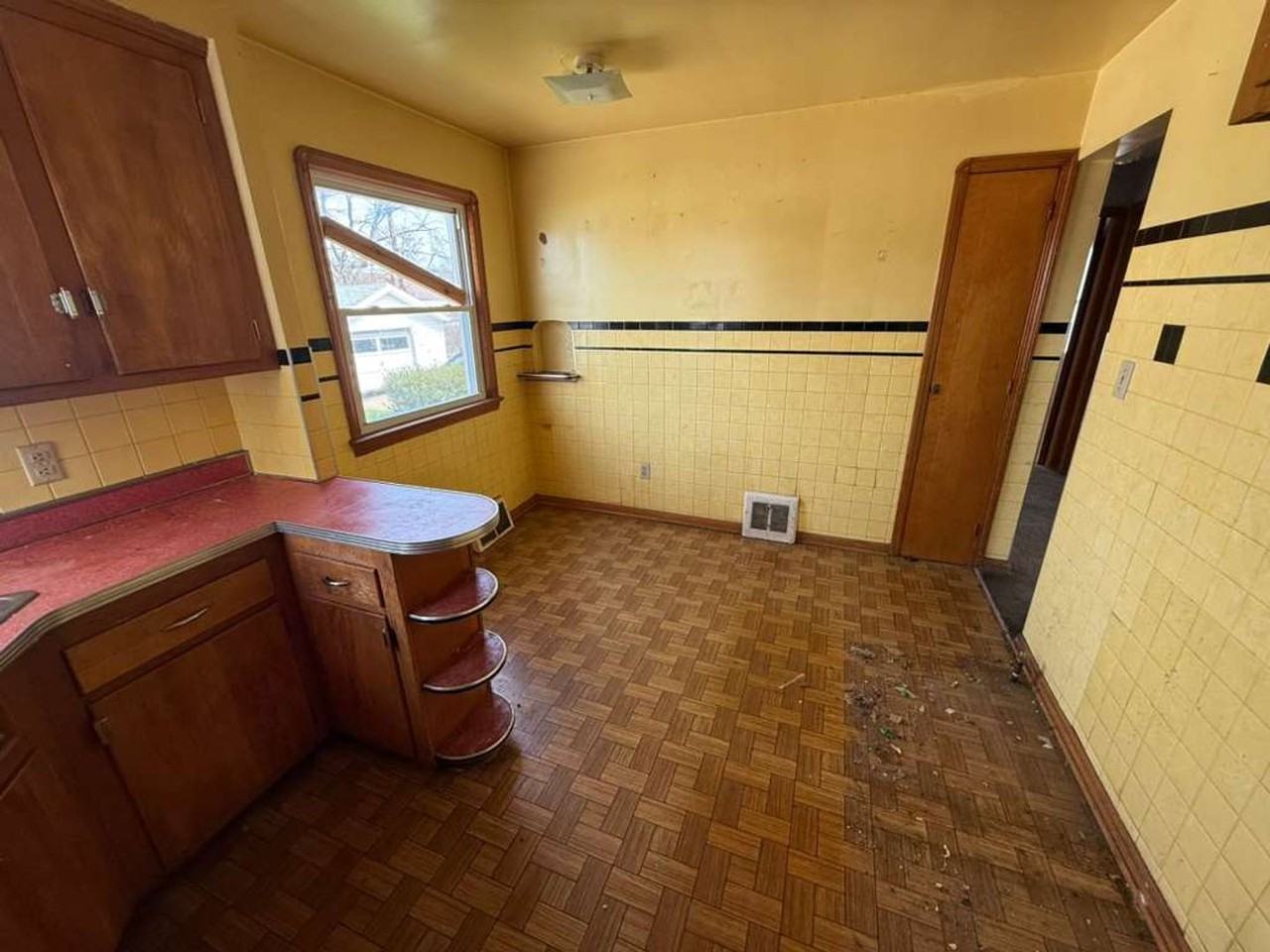 16011 Maplewood Ave - Photo 7 of 11