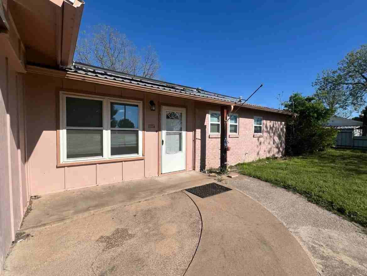 1303 Se 22nd Ave #NA - Photo 2 of 14