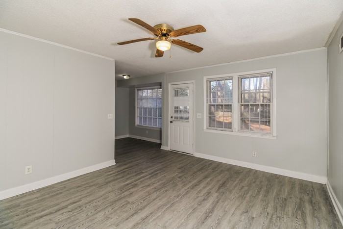 1808 Laredo Dr - Photo 3 of 11