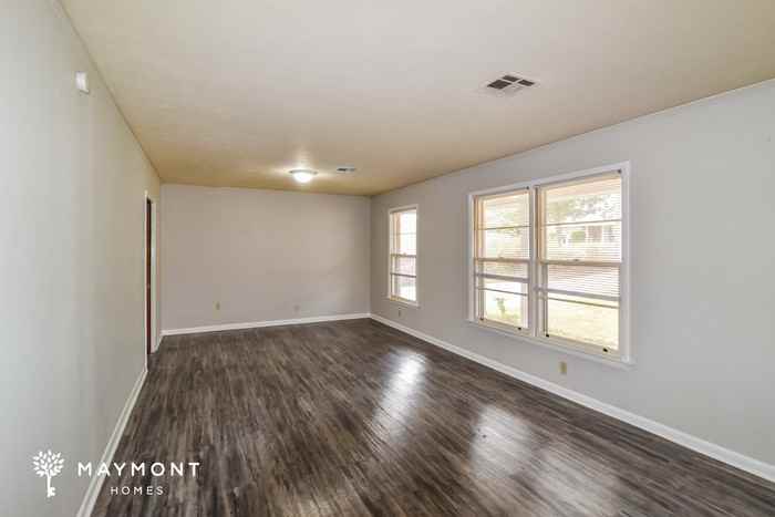 109 Woodley Ave - Photo 3 of 11